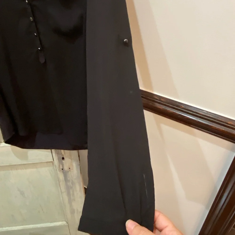 Women’s Black Blouse Kenneth Cole reaction button front fold up sleeve M - Picture 2 of 7